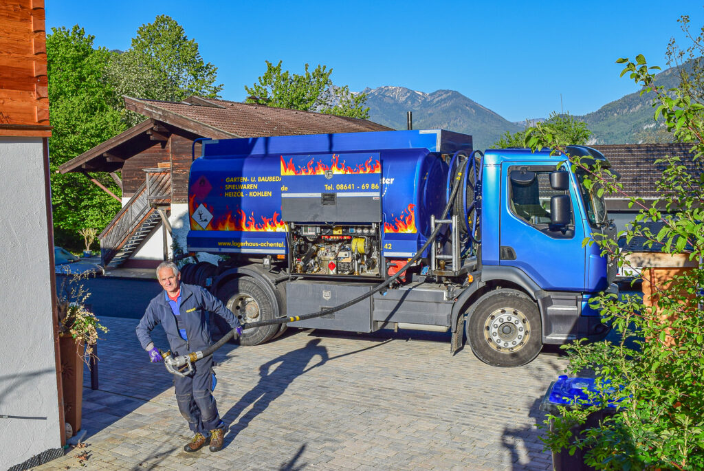 Hans Hammerl liefert Heizöl mit dem Tankwagen des Spiel&Gartencenters Achntal