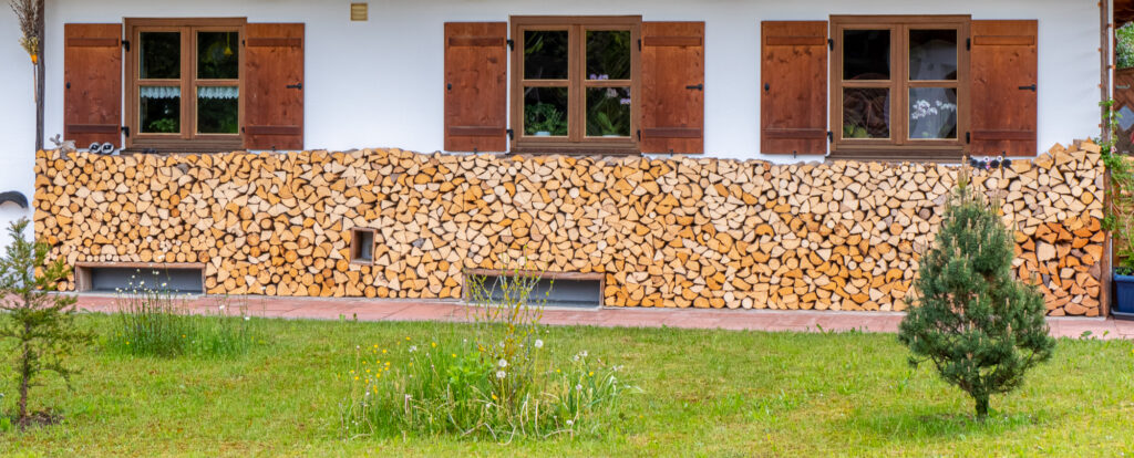 Kaminholz an der Giebelwand geschichtet